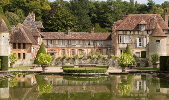 manoir à colombages avec pièce d'eau en premier plan
