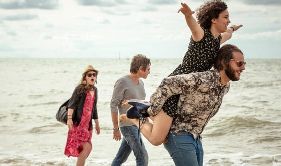Touristes-promenade-bord-de-mer-Trouville