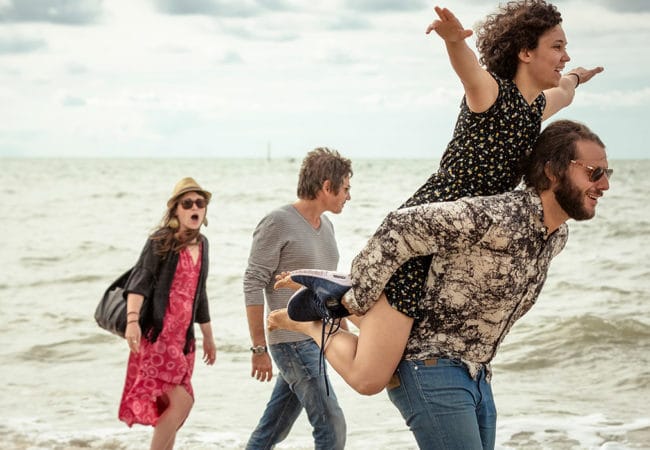 Touristes-promenade-bord-de-mer-Trouville