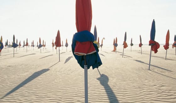 Parasols sur la plage de Deauville