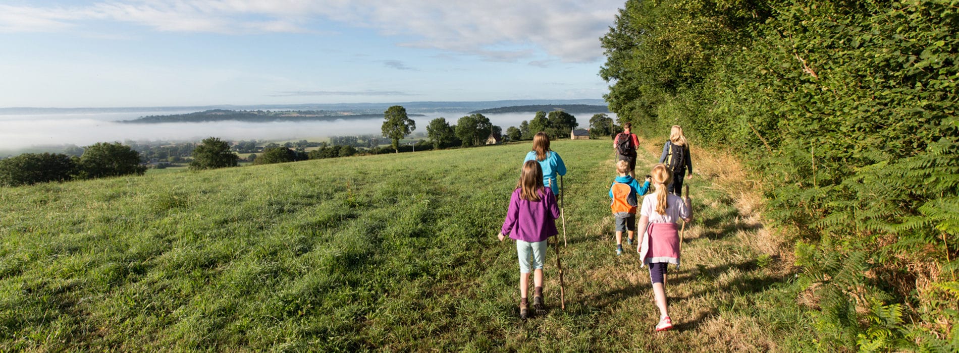 Famille en balade dans le Calvados en Normandie