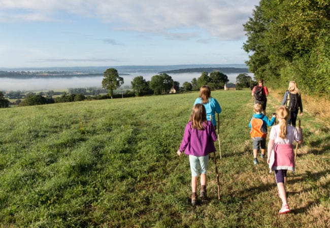 Famille en balade dans le Calvados en Normandie