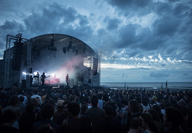 la foule la nuit devant la scène du festival Cabourg mon amour