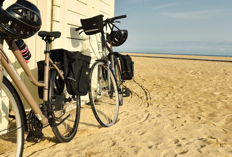 Vélos sur la plage de Ouistreham