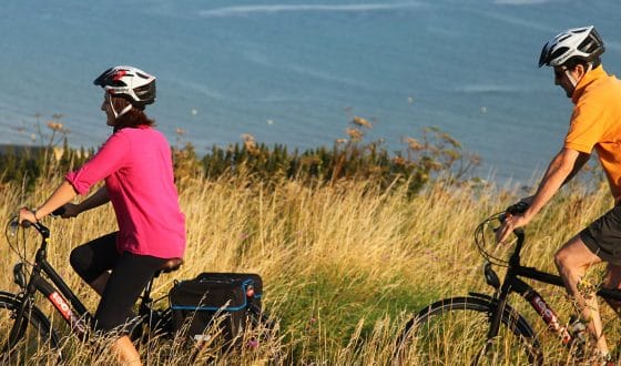 Couple en balade à vélo le long du littoral