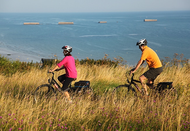 Couple à vélo sur l'Eurovélo 4