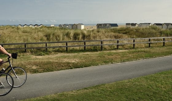 Couple à vélo le long du littoral dans le Calvados