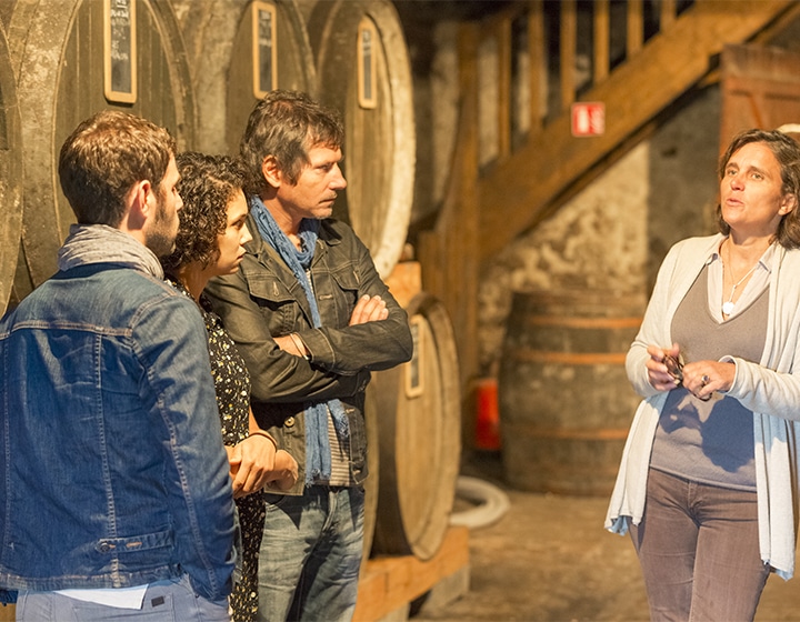 Groupe en visite de distillerie dans le Calvados