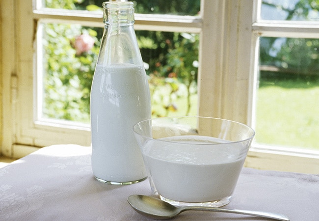 Une bouteille et un bol de lait issu des vaches normandes du Calvados