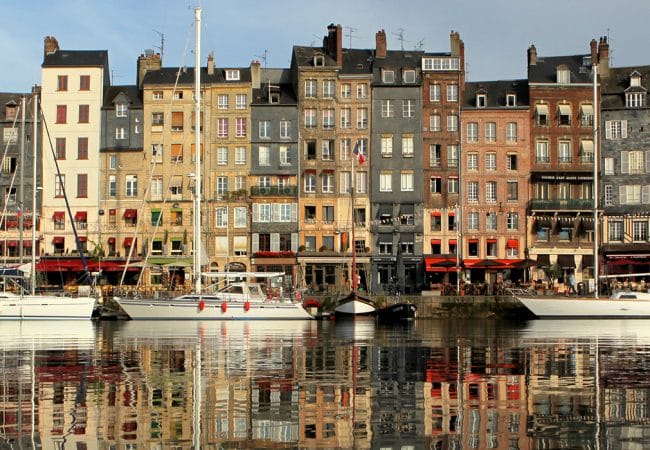 Les bateaux amarrés dans le port de Honfleur