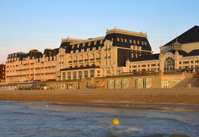 Vue sur le grand hôtel de Cabourg dans le Calvados