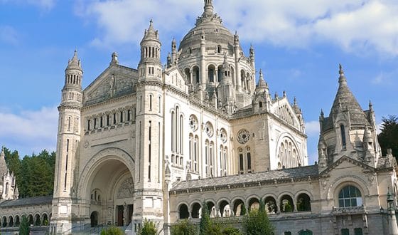 vue de la Basilique de Lisieux dans le Calvados