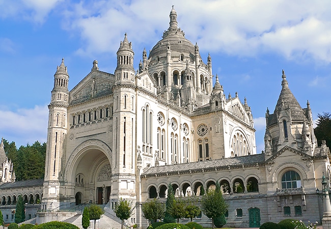 vue de la Basilique de Lisieux dans le Calvados