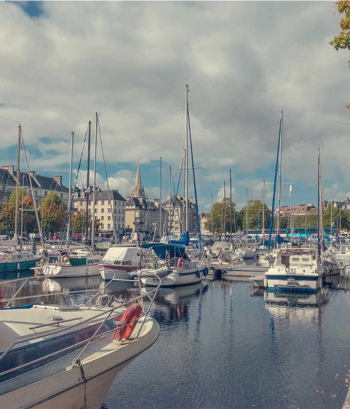 Le port de Caen et ses bateaux