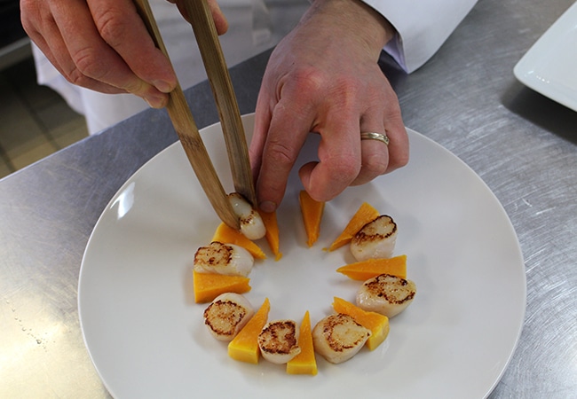 Dressage assiette de coquilles Saint-Jacques
