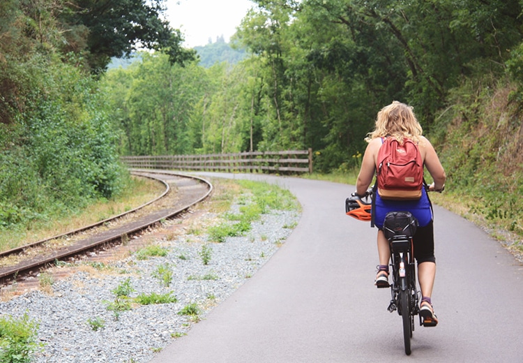 Femme à vélo sur la Vélofrancette