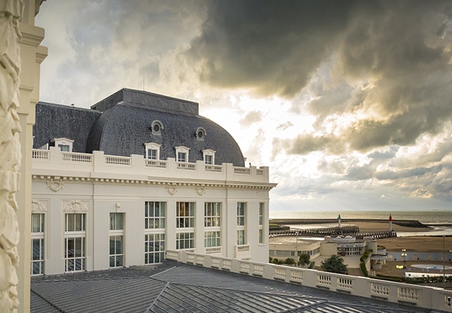 Vue sur la mer depuis le toit de l'hôtel des cures marines de Trouville sur mer