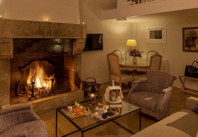 Les manoirs de Tourgeville de l'intérieur avec ses fauteuils et sa cheminée