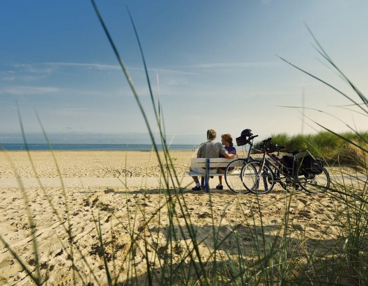 La Vélo Francette - cyclistes en pause sur la plage de Ouistreham