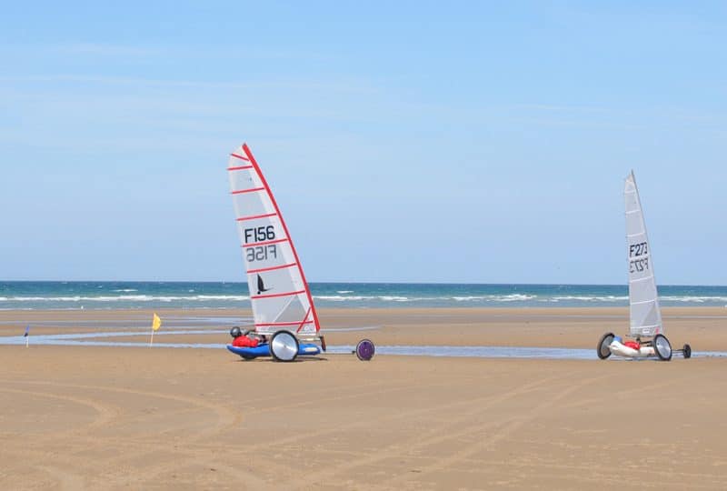 Char à voile sur la plage dans Le Calvados