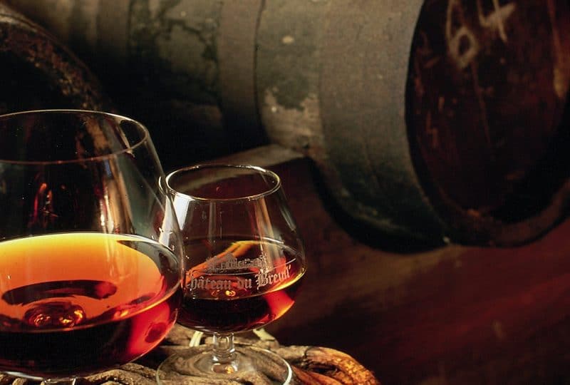 Tonneaux et verres de calvados au château du Breuil dans le Calvados