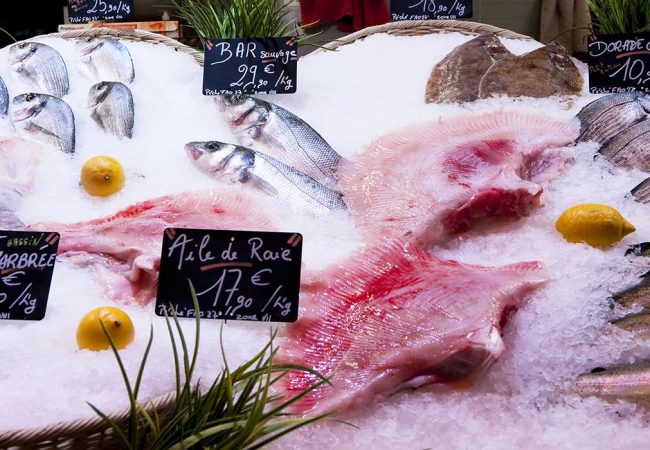 Etal de poissons frais au marché