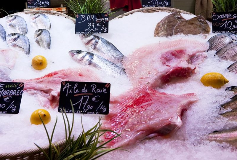 Etal de poissons frais au marché