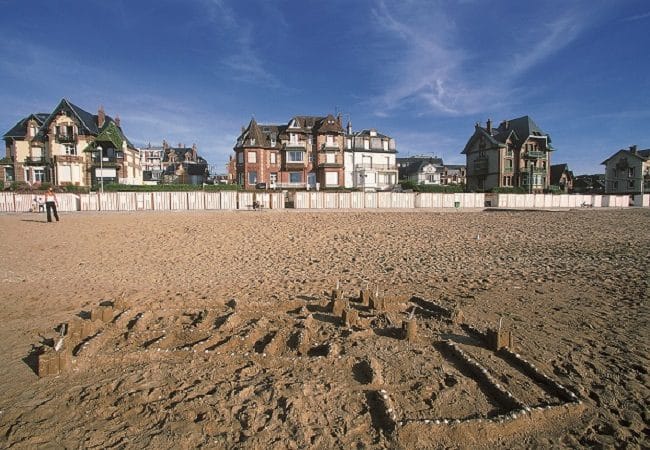 Plage de sable avec en fond les villas anglo-normandes de Houlgate