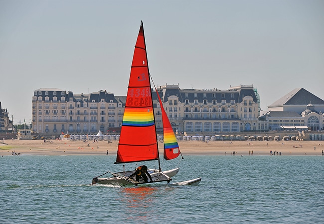 Homme dans un catamaran le long de la plage de Cabourg