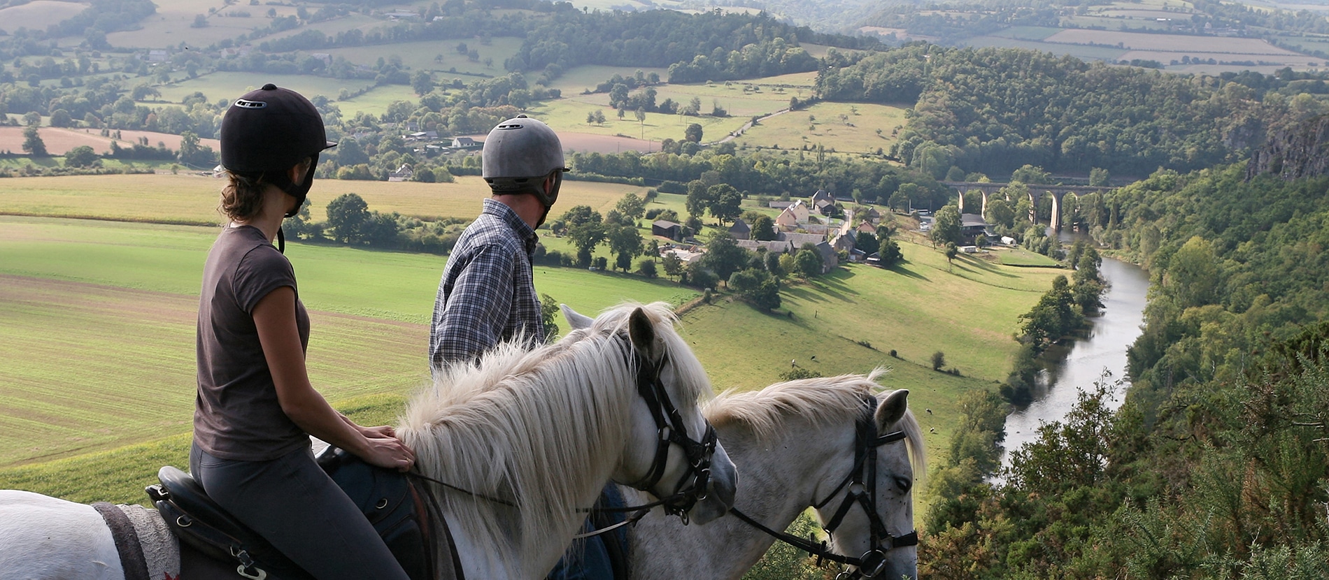 Cavaliers en balade à cheval à Clécy dans le Calvados en Normandie