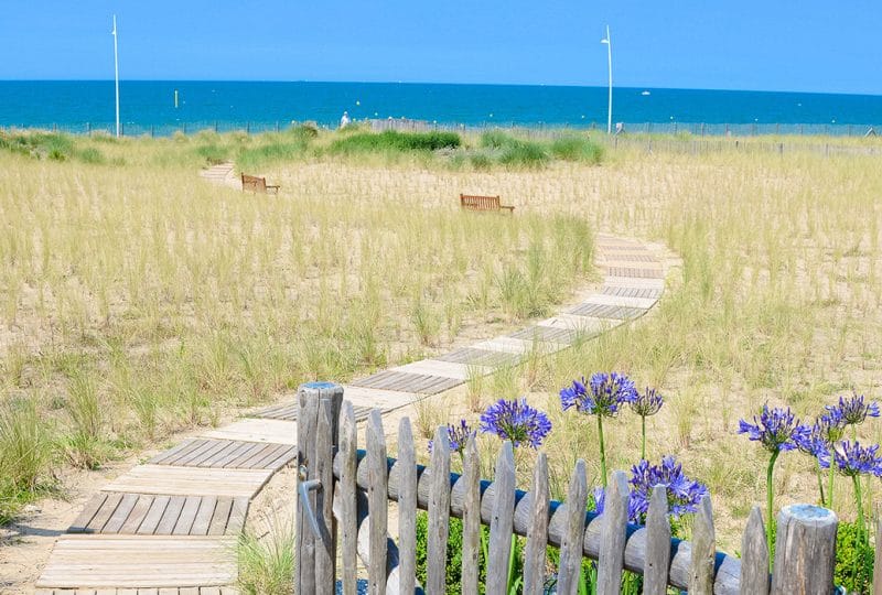 Sentier pour rejoindre la plage à Cabourg dans le Calvados