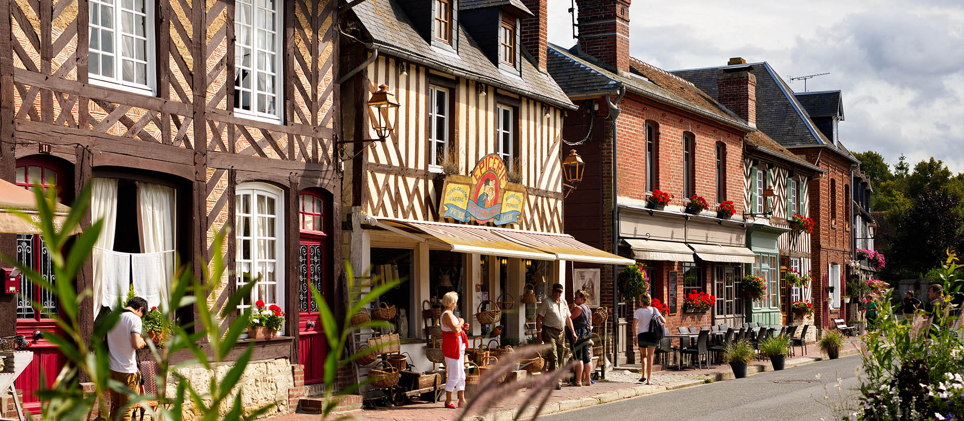 Rue principale de Beuvron-en-auge dans le Calvados avec ses commerces