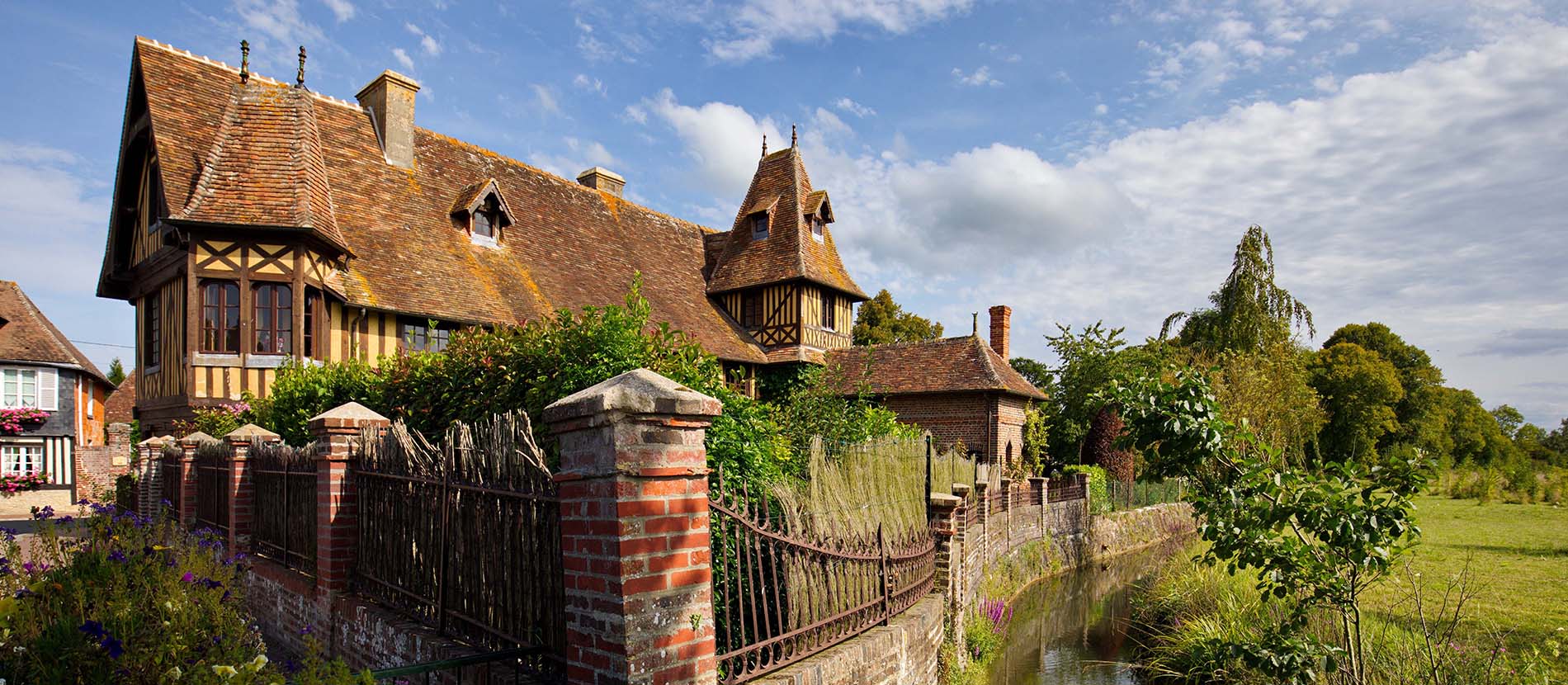Maison en colombages typiquement normande dans le village de Beuvron-en-auge dans le Calvados