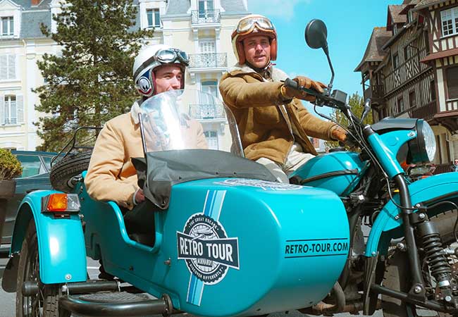 Hommes dans une moto à 3 roues à Cabourg