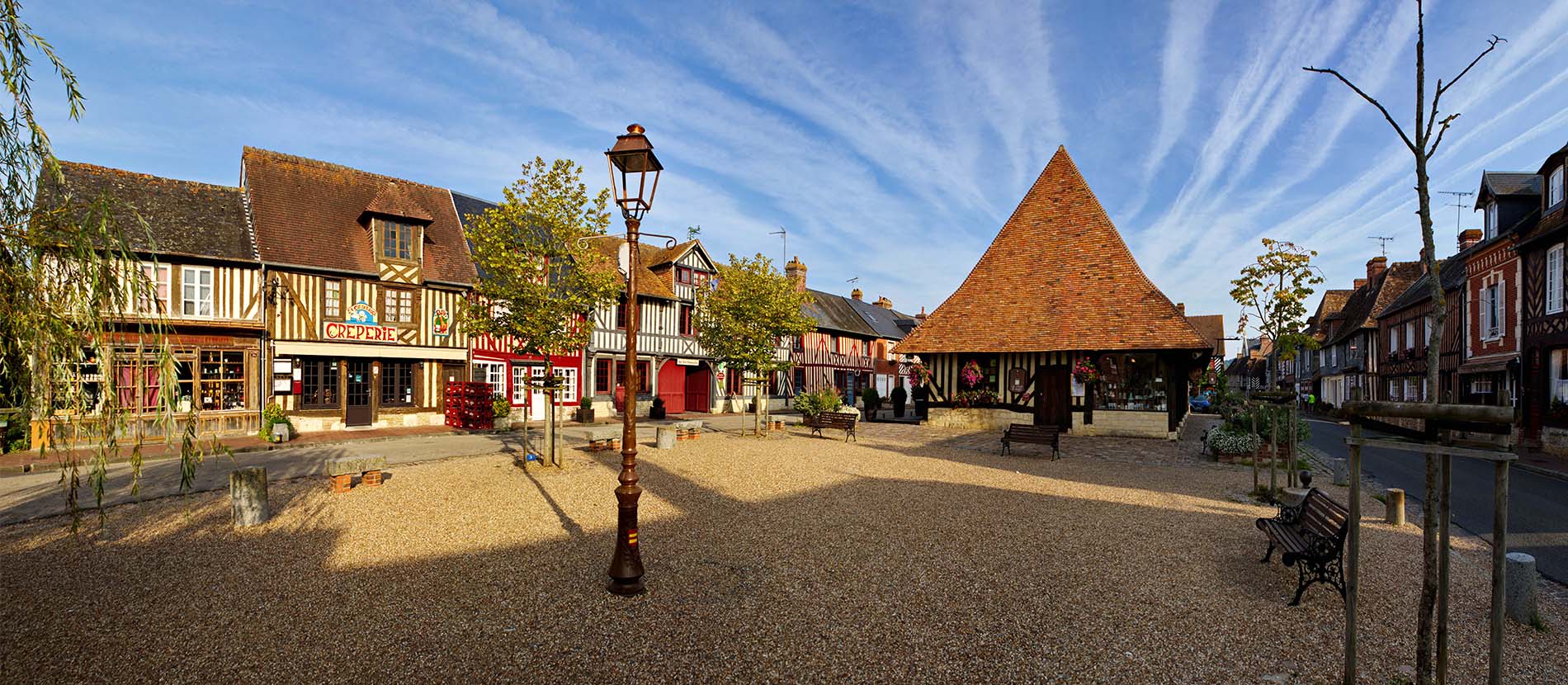 Place du village de Beuvron-en-auge dans le Calvados