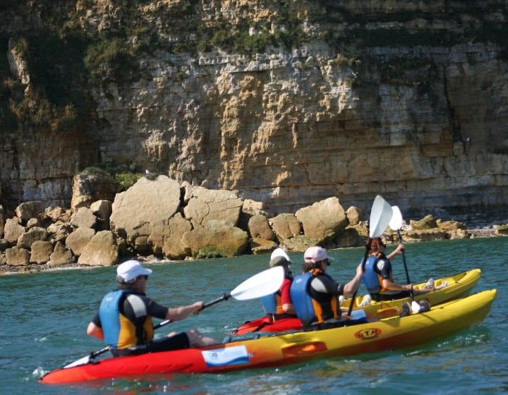 Séance de kayak au pied de la Pointe du Hoc dans le Calvados