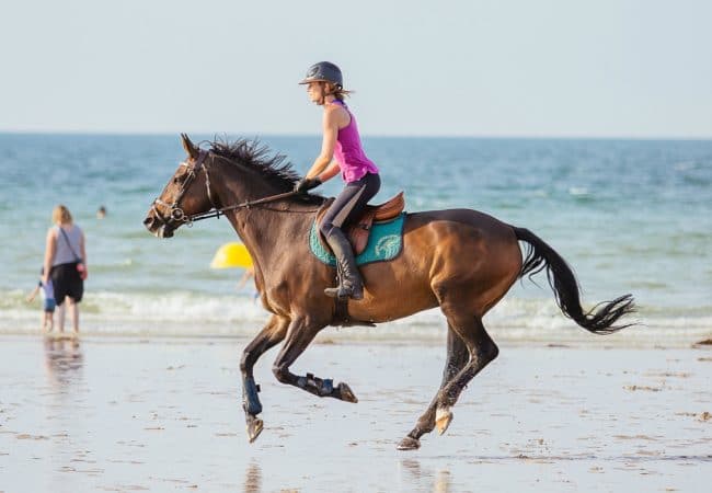 balade à cheval sur une plage du Calvados