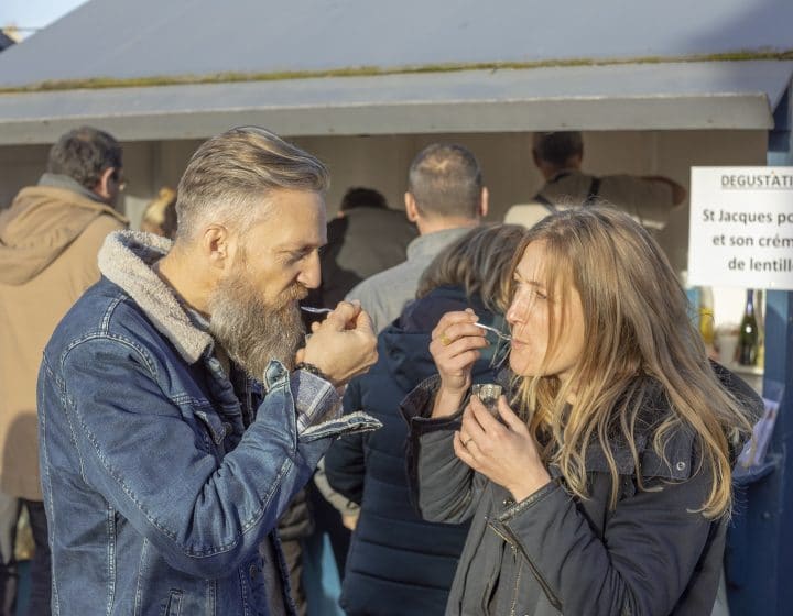 Dégustation de coquilles Saint-Jacques à Port-en-Bessin