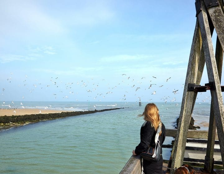 Promeneuse sur le littoral du Calvados