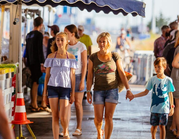 Une mère et ses enfants sur le marché à Ouistreham