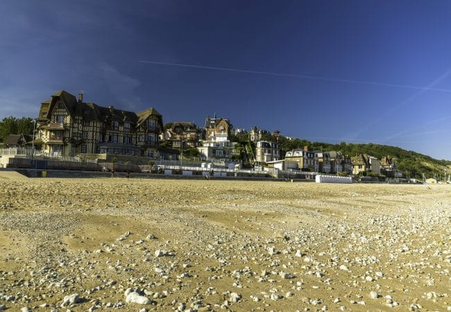 la plage de Villers-sur-mer à marée basse et ses villas anglo-normandes en fond