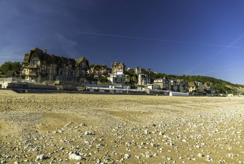 la plage de Villers-sur-mer à marée basse et ses villas anglo-normandes en fond