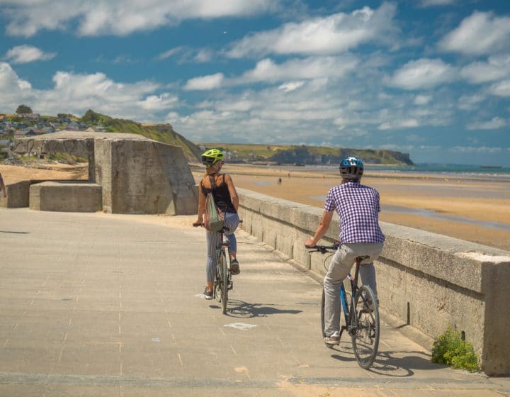 La Vélomaritime deux cyclistes le long des plages du Jour-J
