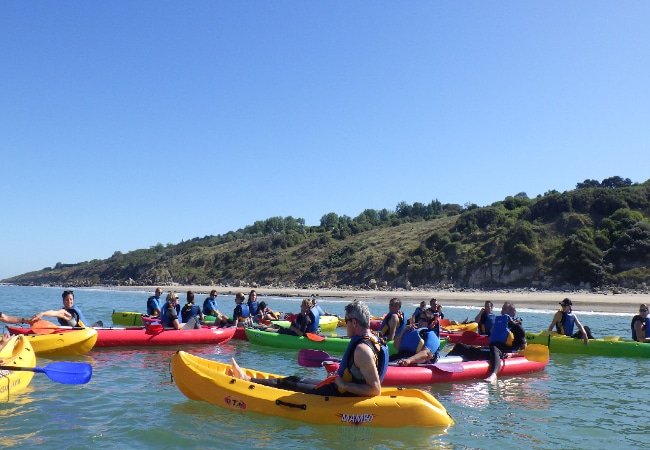 Kayaks en mer au large de Trouville sur Mer dans le Calvados en Normandie