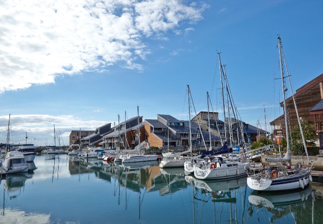 Port des marinas de Deauville, port de plaisance du Calvados, voiliers et bateaux moteur