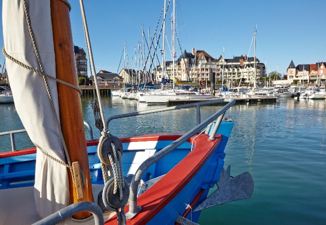 Bateaux du patrimoine maritime du Calvados Vieux gréements à quai dans un port de plaisance