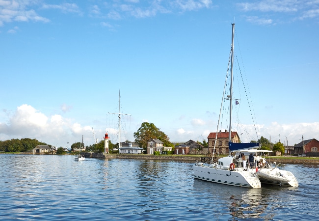 Bateau quittant le port de plaisance après une escale à Honfleur