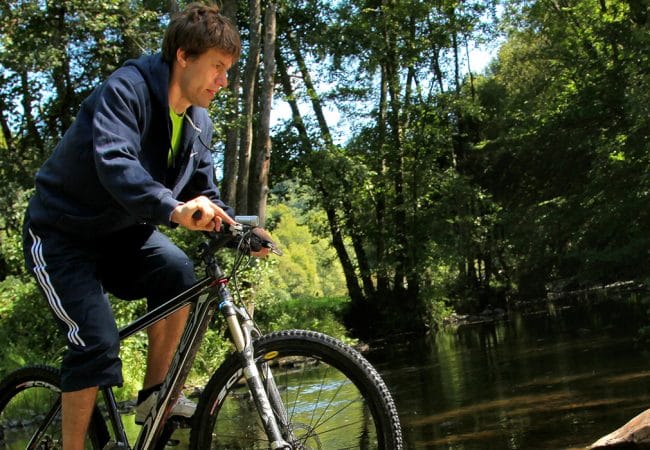 Homme faisant une balade en VTT dans la forêt