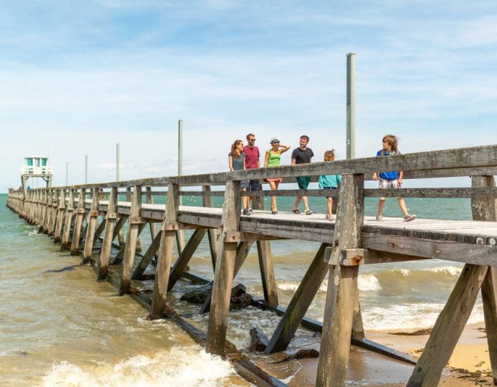 promeneurs sur la jetée de Luc-sur-mer (Calvados)