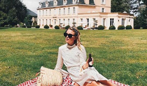 Femme pique-niquant dans le parc d'un château